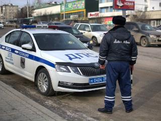 Прямо перед носом инспектора таксист в Иркутске грубо нарушил ПДД