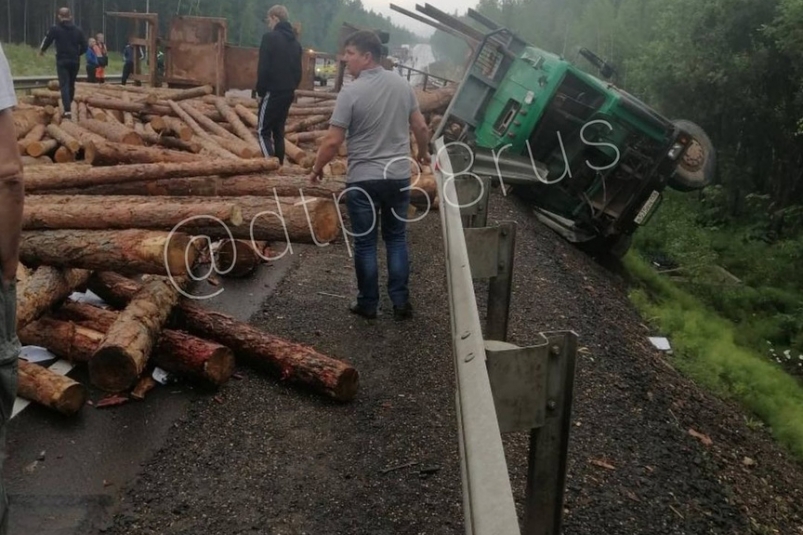 Лесовоз перевернулся на трассе в Нижнеилимском районе Иркутской области