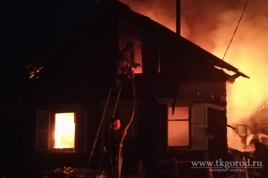 Пожарные спасли от огня двухэтажный брусовой дом в жилом районе Гидростроитель Братска