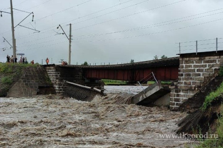В Забайкалье из-за паводка рухнул железнодорожный мост. Движение по Транссибу парализовано