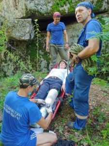 57-летний турист упал в расщелину и сломал ногу в Шелеховском районе