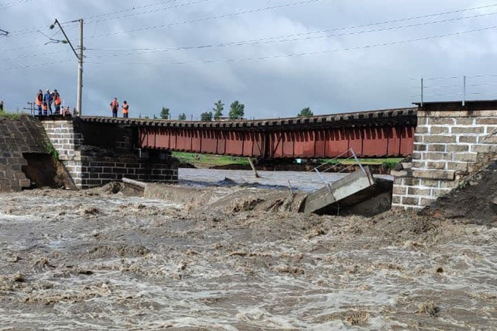 На Транссибе из-за дождей рухнул железнодорожный мост, продажа билетов на Дальний Восток приостановлена