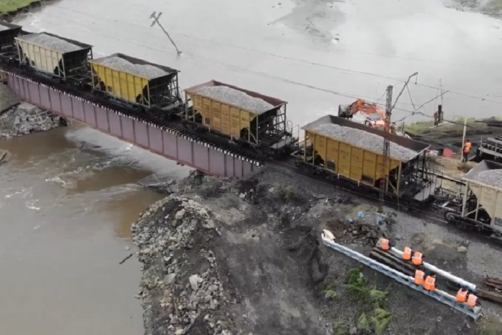 Первый грузовой поезд пересек восстановленный в Забайкалье мост