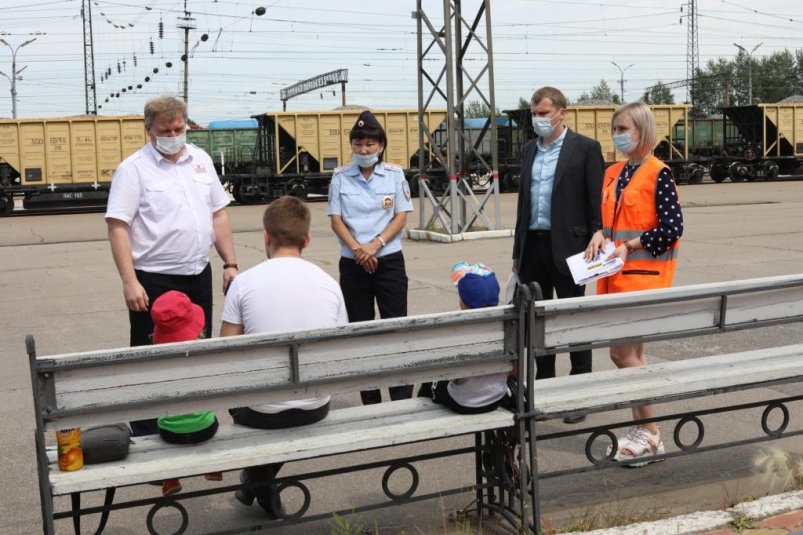 Сотрудники ВСЖД напомнили детям и их родителям о правилах поведения на железной дороге