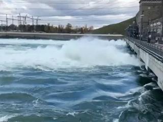 Росводресурсы увеличили сброс воды на Иркутской ГЭС до 3300 кубометров в секунду