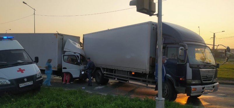 Водителя госпитализировали после аварии с участием двух грузовиков в Усолье-Сибирском
