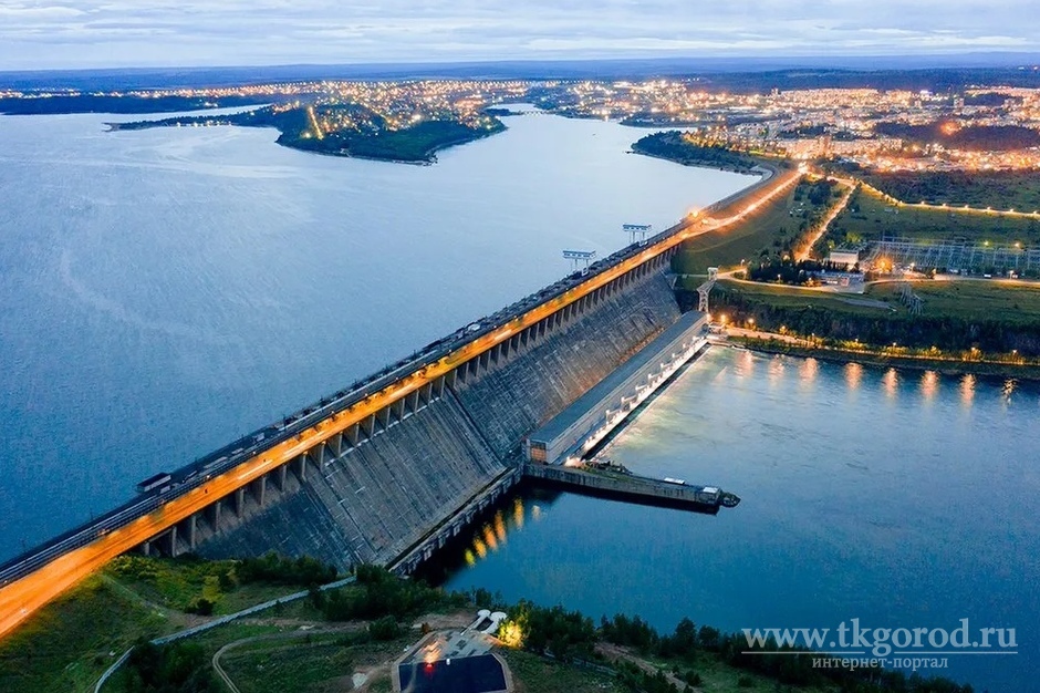 Объем Братского водохранилища продолжает расти. 26 июля на Иркутской ГЭС увеличили расход воды до 3300 м3/с