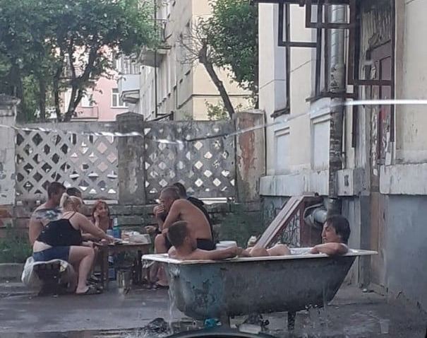 Отметили День ВМФ с креативом. В Красноярском крае жители искупались на улице в чугунной ванне