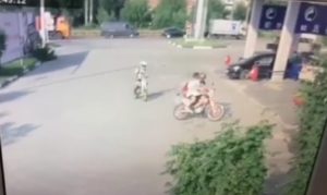 Полиция разыскивает мотоциклиста, который наехал на троих пешеходов в Усолье-Сибирском