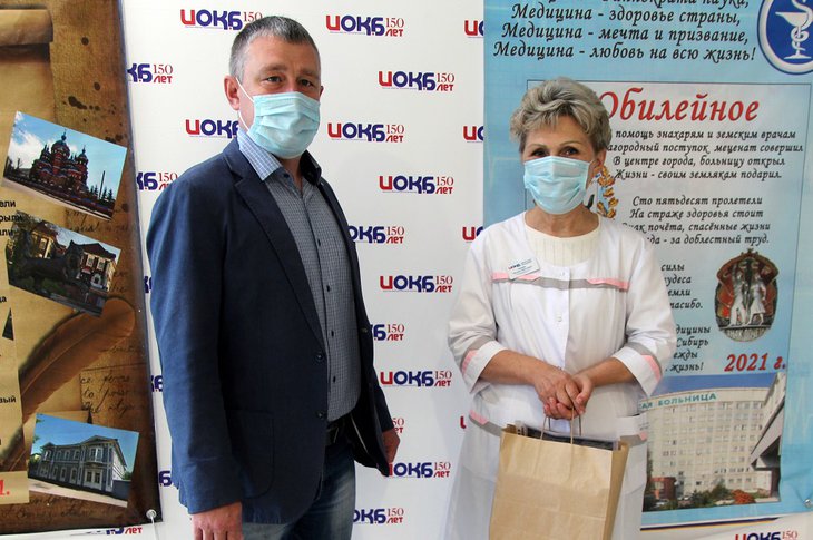 Сотрудники Ростреестра Иркутской области подарили пульсоксиметры областной больнице