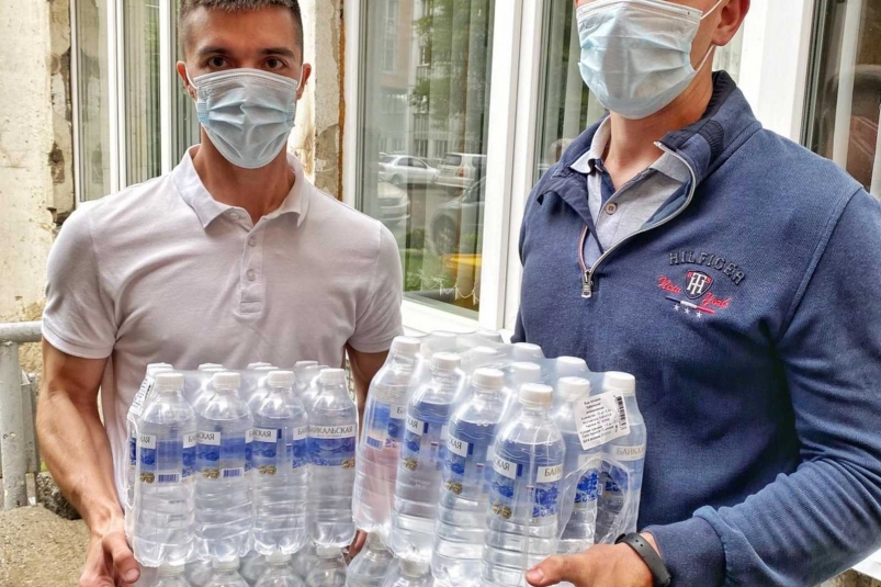 Депутаты Заксобрания Приангарья передали полторы тонны питьевой воды в областную больницу