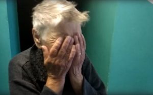 Пенсионерка из Иркутска попросила помощи у прохожих и лишилась сбережений