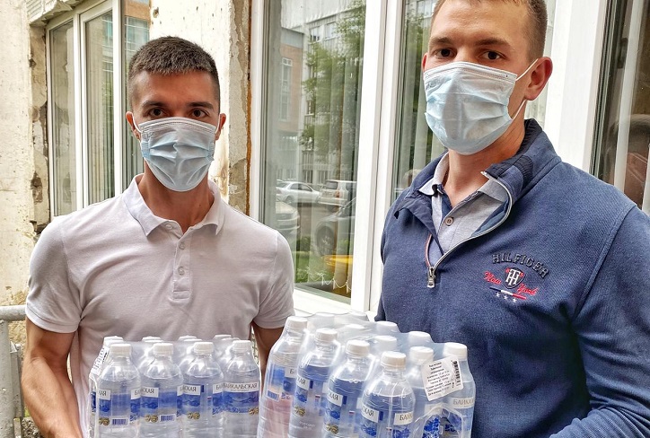 Полторы тысячи литров питьевой воды передали депутаты ЗС Иркутской области в ковидный госпиталь