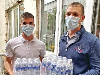Более тонны питьевой воды передали областные депутаты в ковидный госпиталь Иркутска