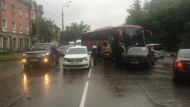Два человека пострадали в ДТП с рейсовым автобусом и двумя иномарками в Иркутске