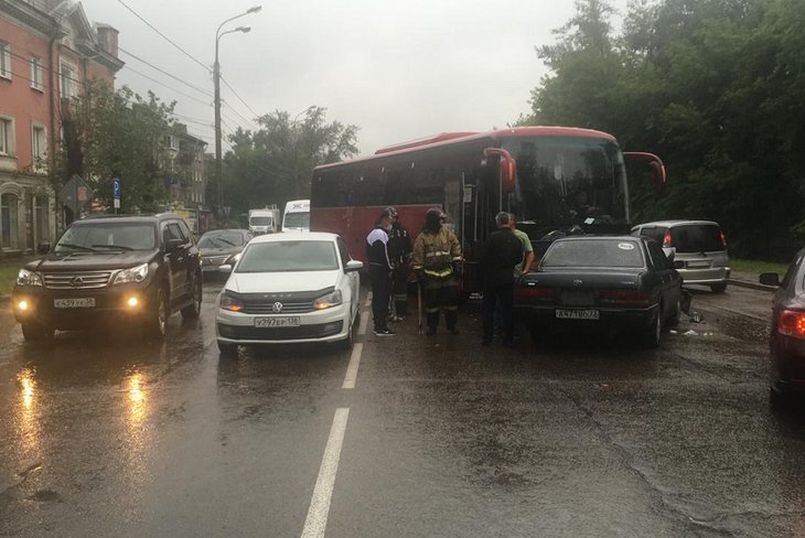 Рейсовый автобус из Ангарска столкнулся с двумя иномарками на Розы Люксембург