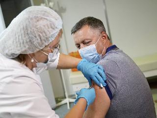 Глава Приангарья Игорь Кобзев поставил прививку от COVID-19
