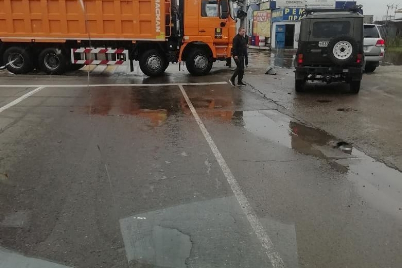 Грузовик врезался в светофор на улице Олега Кошевого в Иркутске и собрал пробку