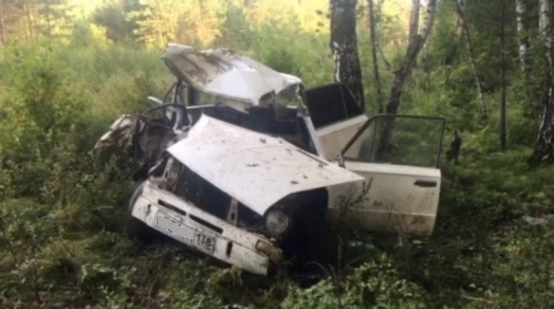 Два человека пострадали в ДТП в Иркутской области после столкновения ВАЗа с деревом 