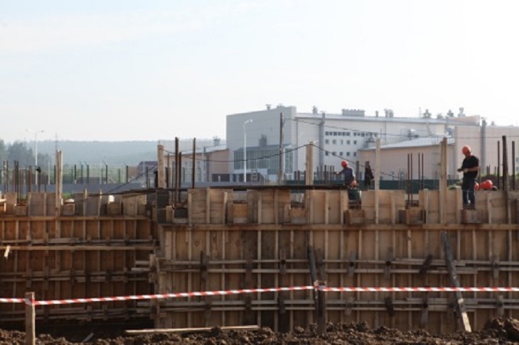 Губернатор проверил ход строительства детского сада в микрорайоне Лесном