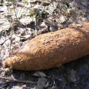 В Иркутске на территории заброшенного детсада нашли артиллерийский снаряд
