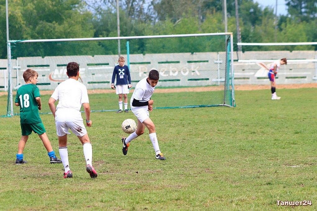 Спортивная школа ведёт набор юных футболистов в Тайшете