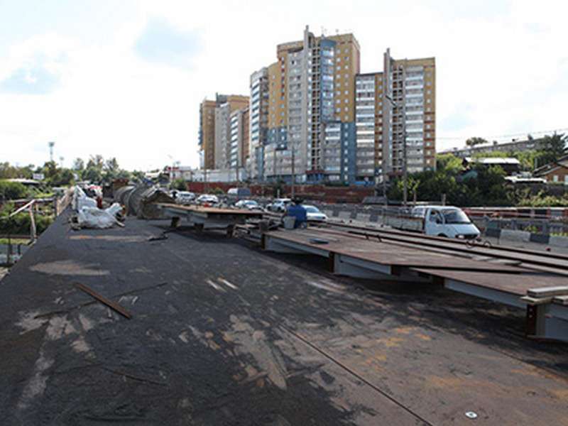 Пролеты ремонтируемого путепровода по улице Джамбула в Иркутске поставили на опоры