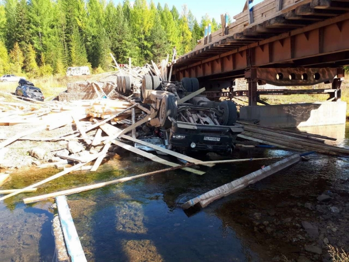 Большегруз упал с моста в Усть-Кутском районе Приангарья сегодня, 12 сентября