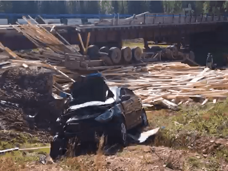 Грузовик и легковушка опрокинулись с моста через реку Подъемная в Усть-Кутском районе