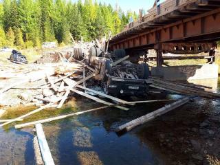 Сразу два автомобиля опрокинулись с моста в Усть-Кутском районе