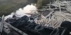 Грузовик и легковушка с разницей в час упали с моста в реку Подъемная в Усть-Кутском районе