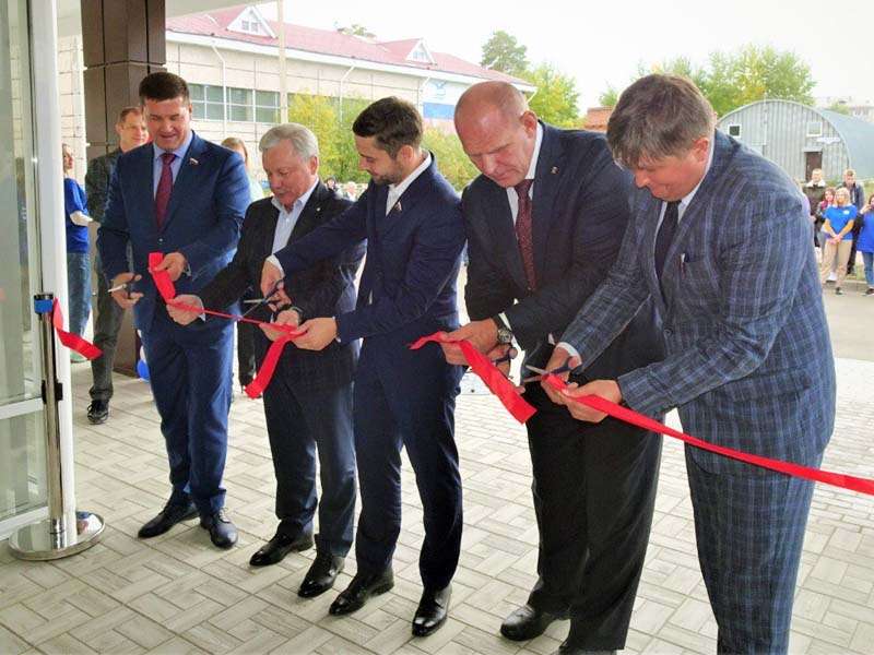Новый бассейн в Братске открыли Александр Карелин и Александр Якубовский