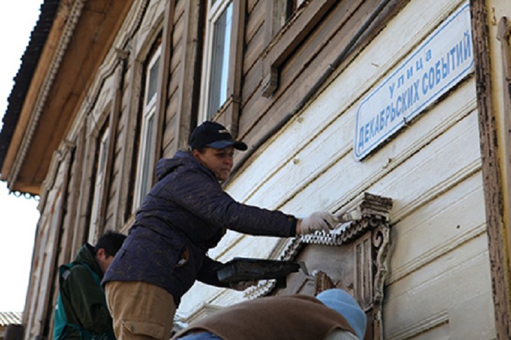 Участники акции «Фасадник» привели в порядок 12 деревянных домов в Иркутске