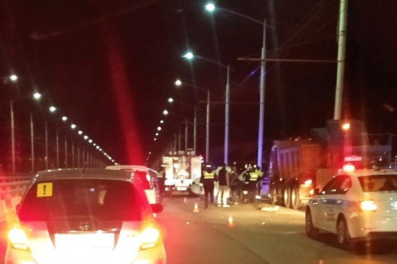 Иномарка разбилась на Академическом мосту в Иркутске после погони с инспекторами ДПС