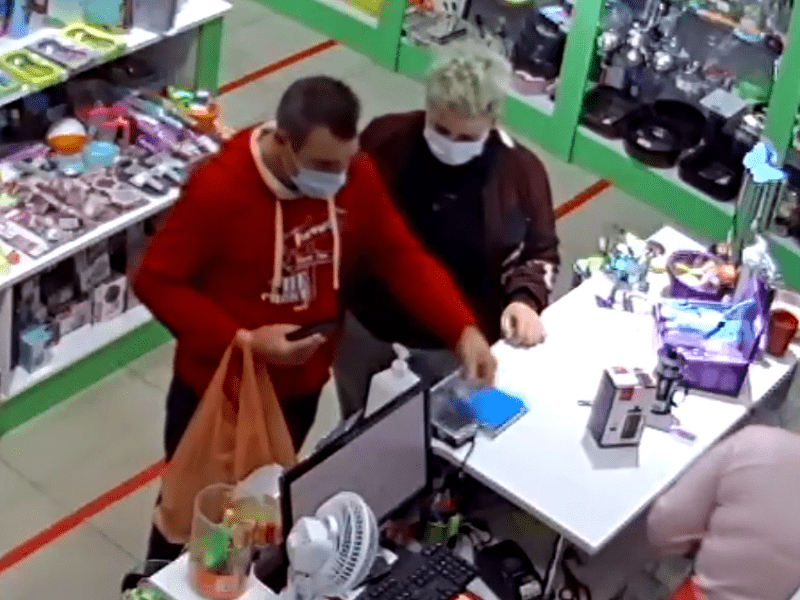 Подозреваемого в хищении денег с чужой банковской карты разыскивают в Иркутске