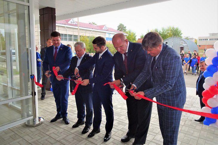 Новый бассейн олимпийского стандарта в Братске открыли Александр Карелин и Александр Якубовский