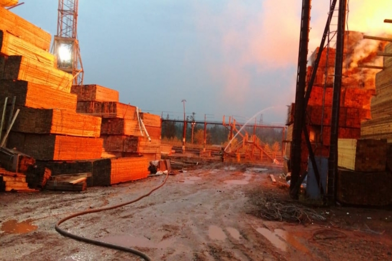 Открытое горение потушили на территории частной лесопилки в Магистральном в Приангарье