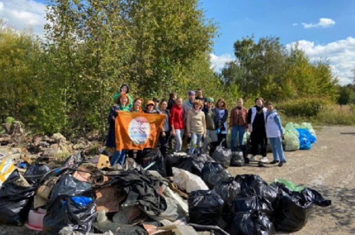 Волонтеры очистили берег Ангары в Иркутске в районе СНТ «Прибрежное-2»