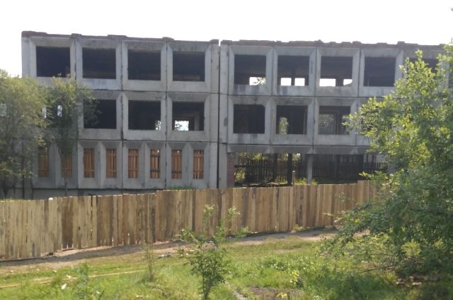 Недостроенное здание учебного заведения оградили в Бодайбо