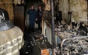 Мужчина 54 лет получил ожоги при пожаре в деревянном доме на улице Черского в Иркутске