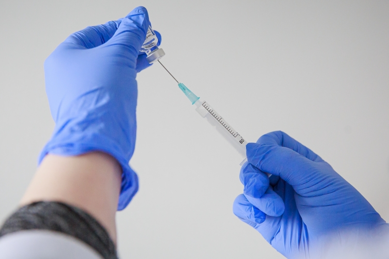 618,7 тысячи жителей Приангарья привились первым компонентом вакцины от COVID-19