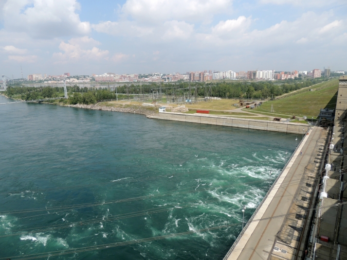 Сброс воды с Иркутской ГЭС в 3,6 тысячи кубометров в секунду сохранится до 28 сентября