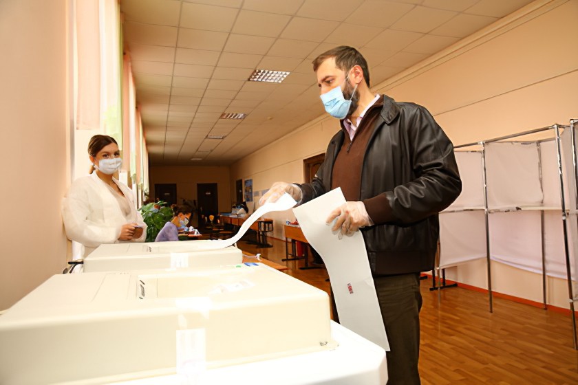 Спикер областного парламента Александр Ведерников принял участие в выборах