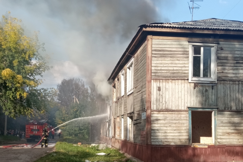 Расселенный деревянный дом в Иркутске горит уже второй раз за день