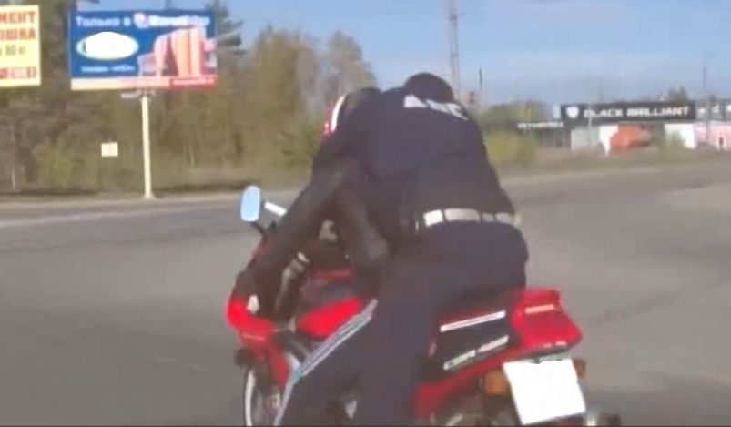 Полицейский задержал лихача, перескочив на его мотоцикл, на трассе Ангарск – Иркутск М-53