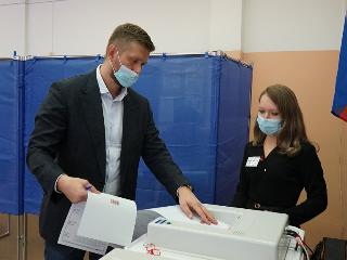 Председатель Думы Иркутска Евгений Стекачев проголосовал на выборах депутатов Госдумы