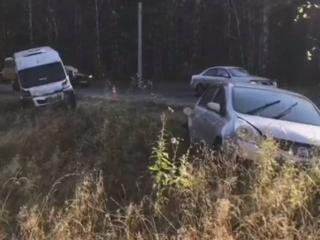 На Байкальском тракта в субботу столкнулись маршрутный микроавтобус и Nissan