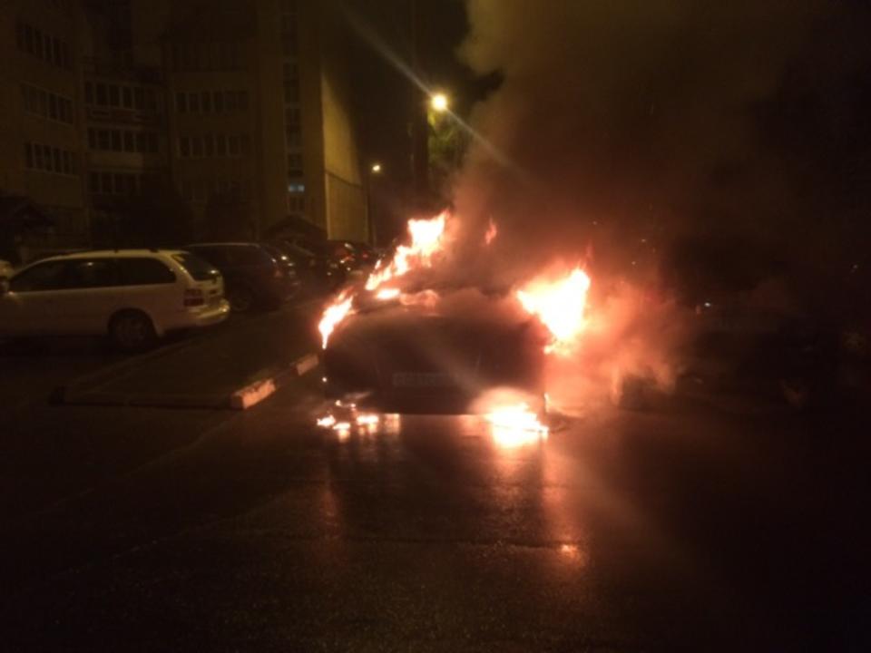 Автомобиль Audi Q5 сгорел в Иркутске на Волжской