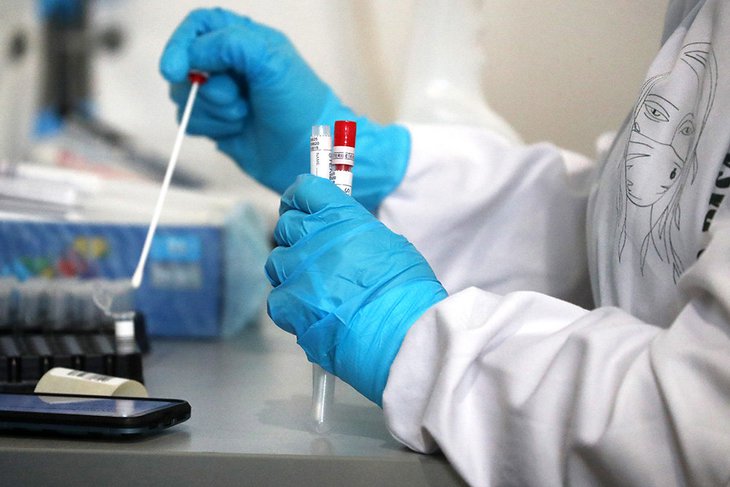 Эксперт: новый штамм коронавируса «мю» могли уже завезти в Россию
