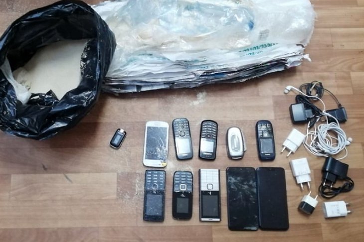 Сотрудники ИК-2 в Ангарске пресекли попытку передачи осужденным сотовых телефонов и дрожжей
